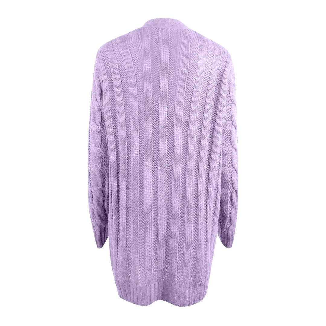 "Lange gebreide damescardigan in zachte stof met knoopsluiting en zakken, ideaal voor casual lente looks."