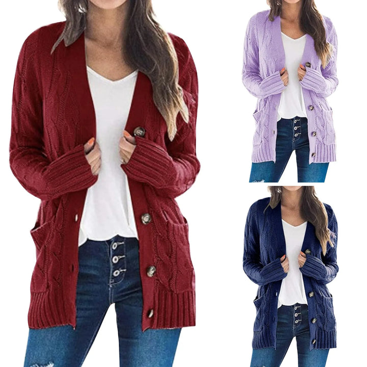 "Lange gebreide damescardigan in zachte stof met knoopsluiting en zakken, ideaal voor casual lente looks."