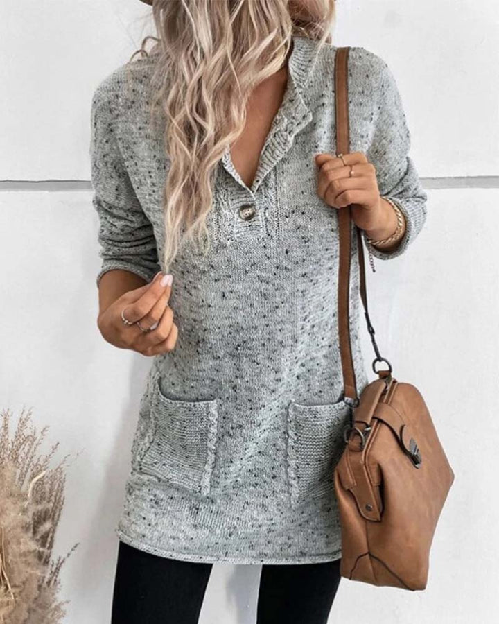 Lange grijze trui met V-hals, zakken en knopen, gemaakt van zachte acryl en polyester voor een stijlvolle look.