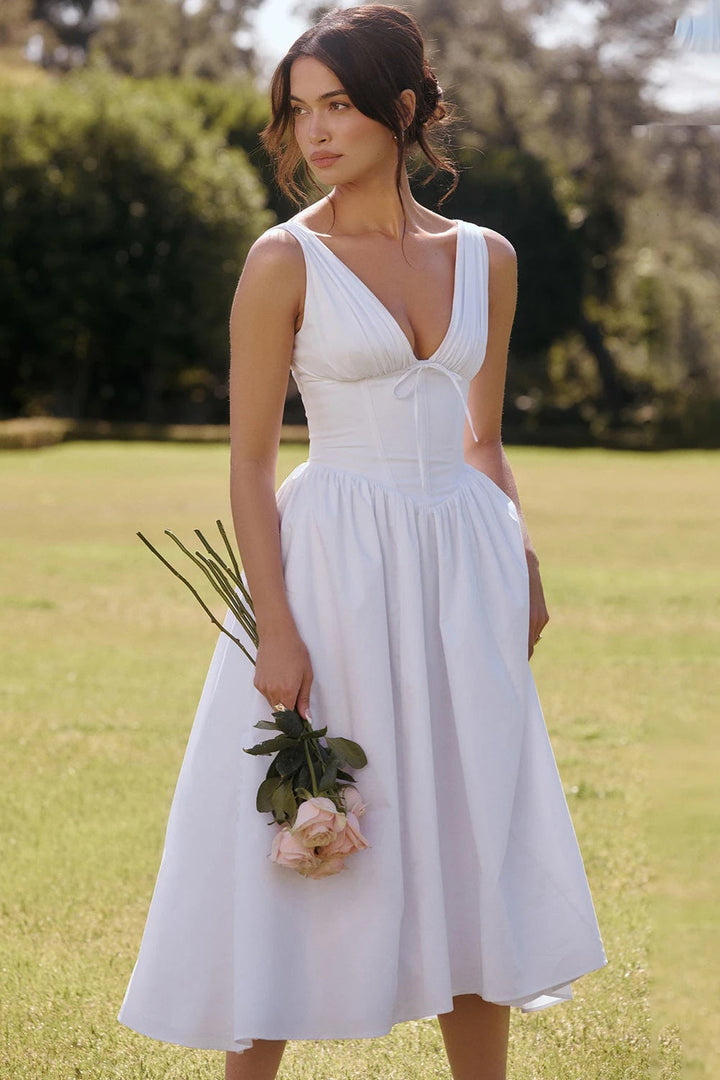 "Lange halterjurk met kant, maxi lengte en kanten details, luchtige katoenmix, elegante dameszomerjurk."