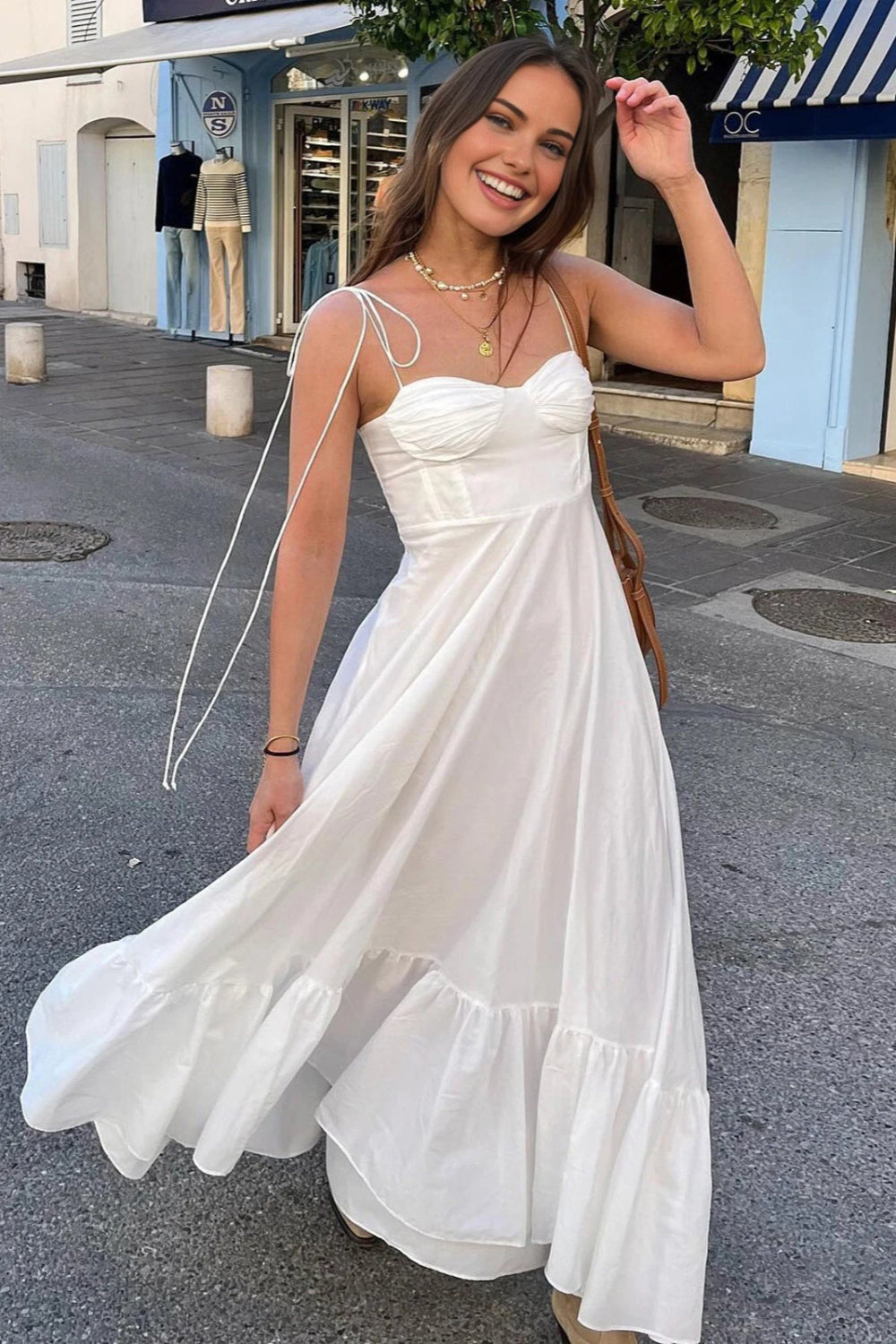 "Lange halterjurk met kant, maxi lengte en kanten details, luchtige katoenmix, elegante dameszomerjurk."