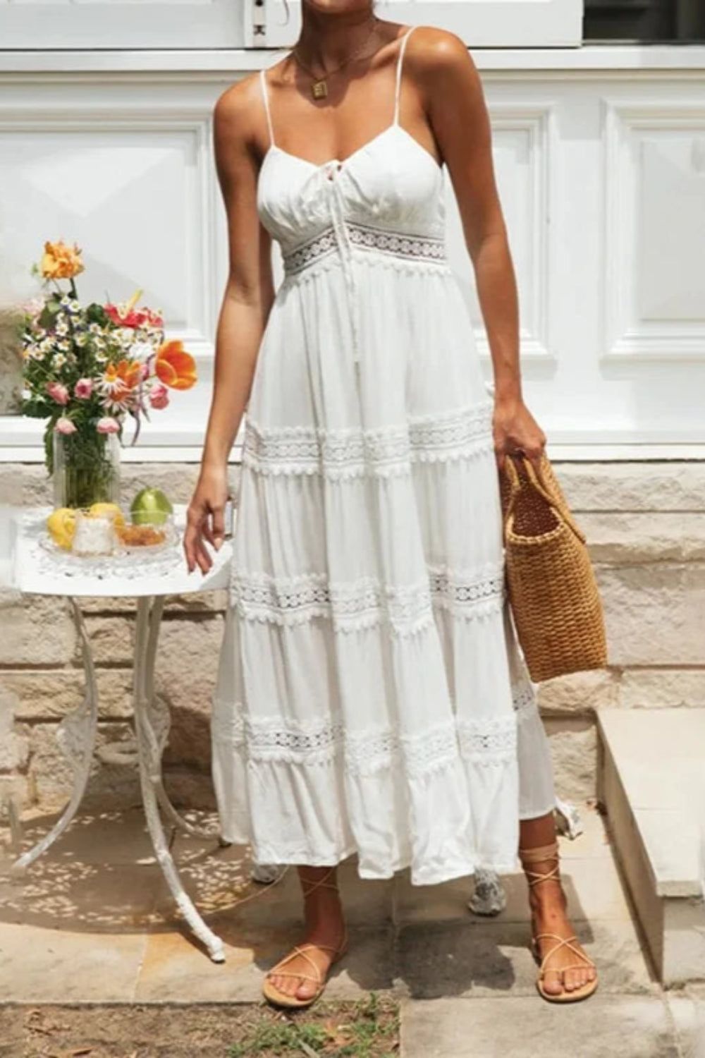 "Lange halterjurk met kant, maxi lengte en kanten details, luchtige katoenmix, elegante dameszomerjurk."