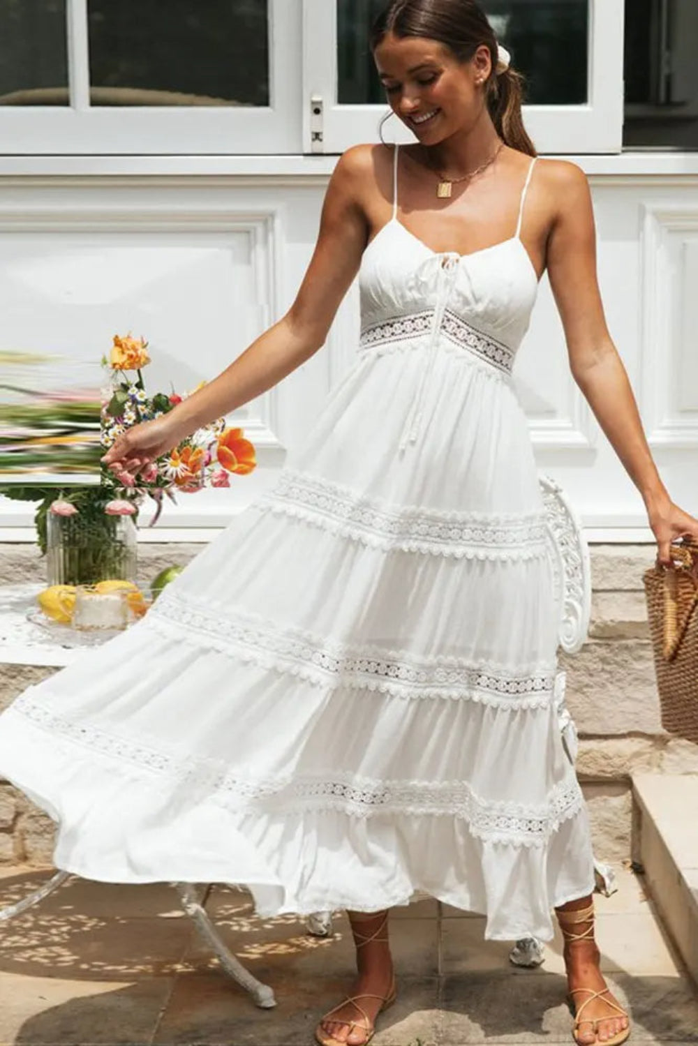 "Lange halterjurk met kant, maxi lengte en kanten details, luchtige katoenmix, elegante dameszomerjurk."