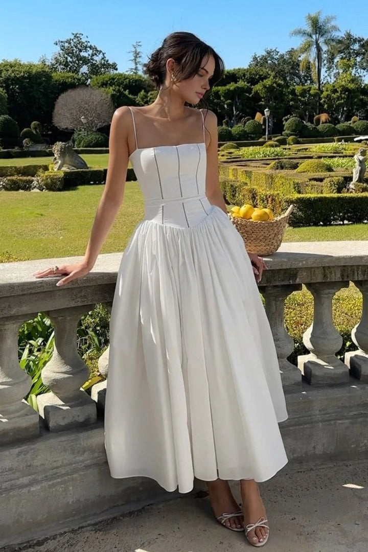 "Lange halterjurk met kant, maxi lengte en kanten details, luchtige katoenmix, elegante dameszomerjurk."