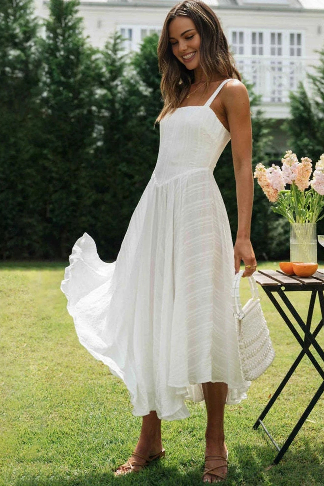 "Lange halterjurk met kant, maxi lengte en kanten details, luchtige katoenmix, elegante dameszomerjurk."