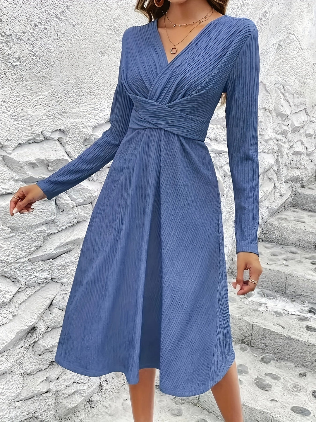 "Lange jurk met V-hals, knoopdetail, comfortabele pasvorm, perfecte elegantie voor zowel casual als formele gelegenheden."