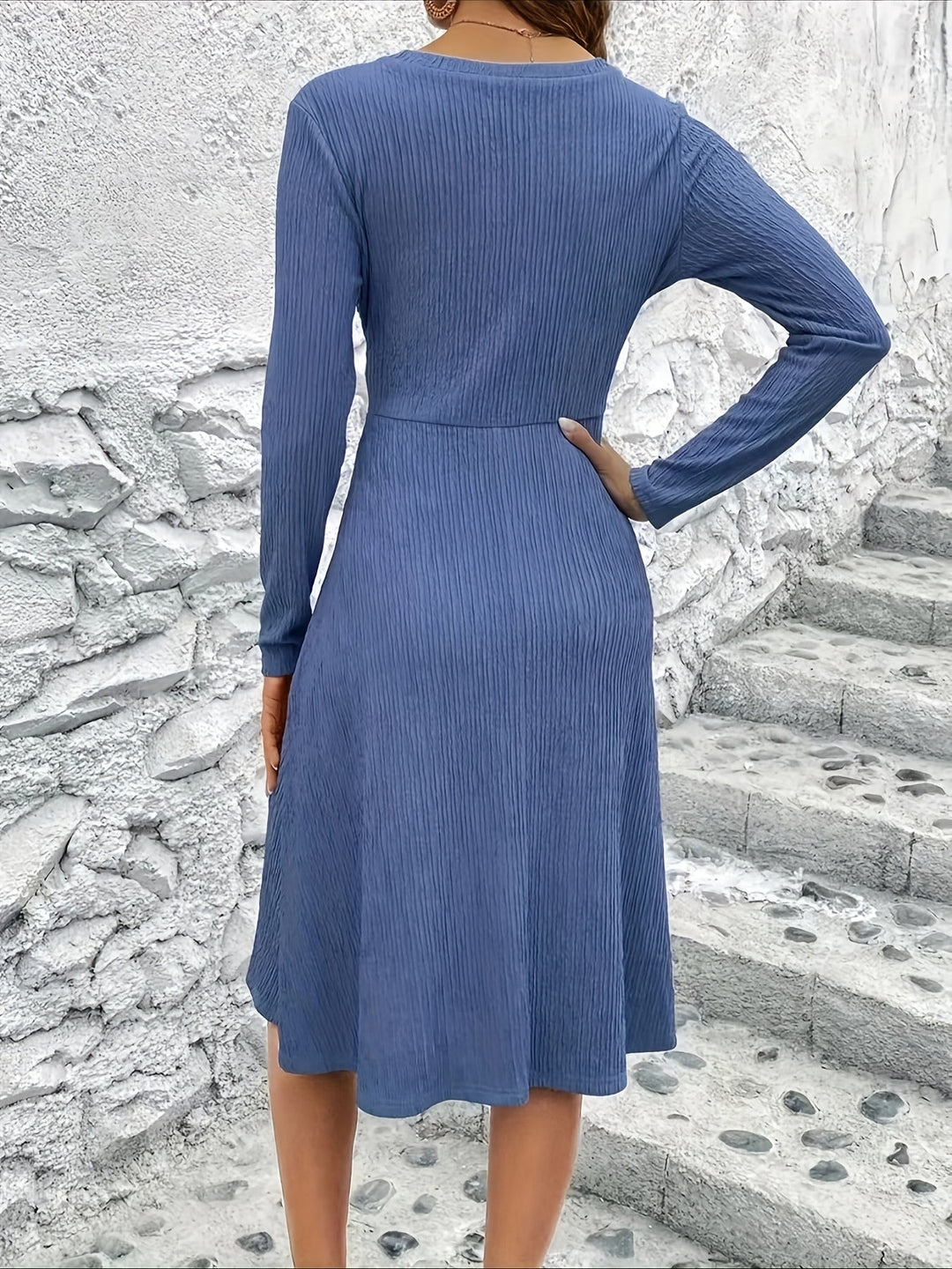 "Lange jurk met V-hals, knoopdetail, comfortabele pasvorm, perfecte elegantie voor zowel casual als formele gelegenheden."