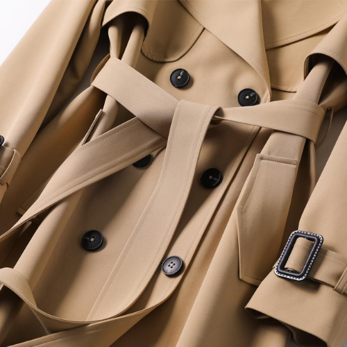 Lange khaki damesjas met dubbele knopen, elegant ontwerp, perfecte winterkeuze; stijlvolle en warme damesmode.