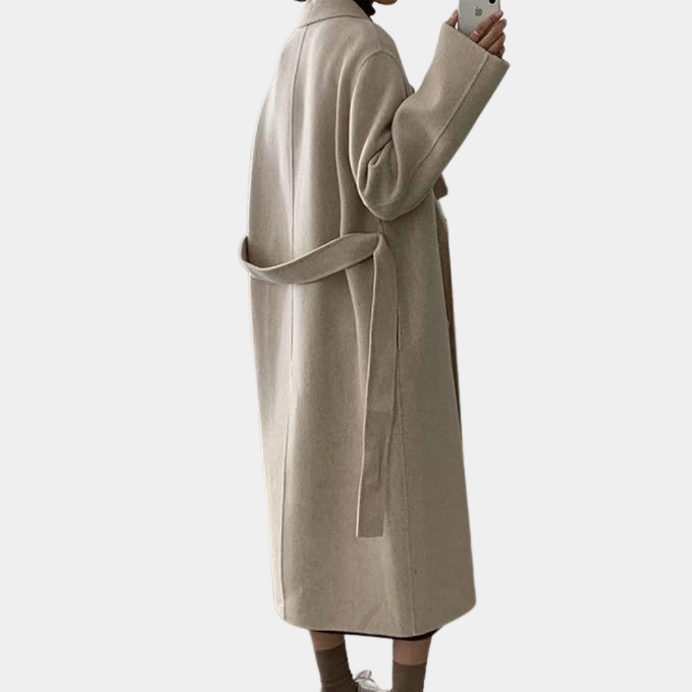 "Lange winterjas dames met double-breasted design, elegante grijze stof en verfijnde knopen, ideaal voor koude dagen."