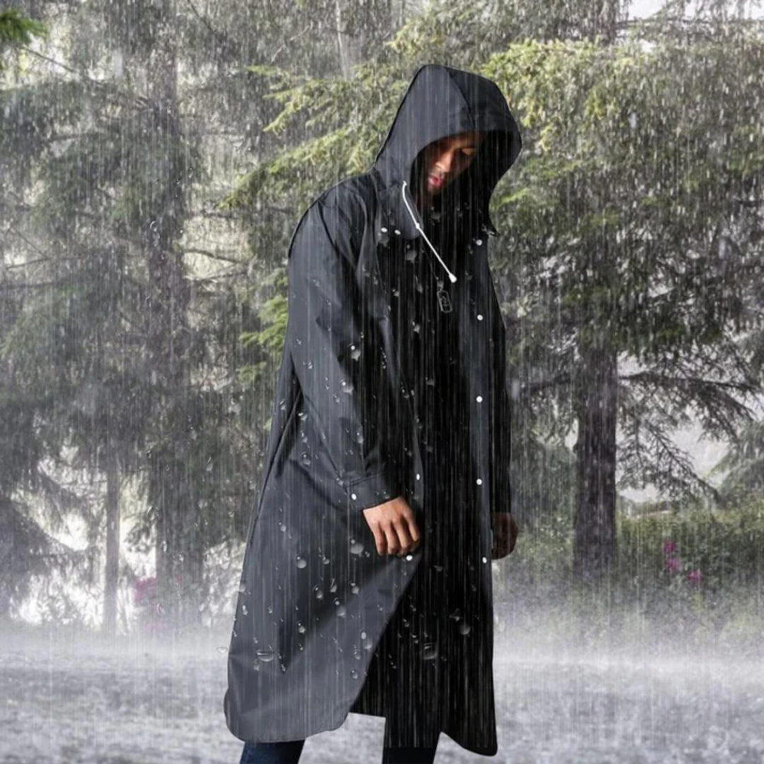 "Lange zwarte heren regenjas met capuchon, waterdicht en ademend, biedt bescherming en stijl bij regenachtig weer."