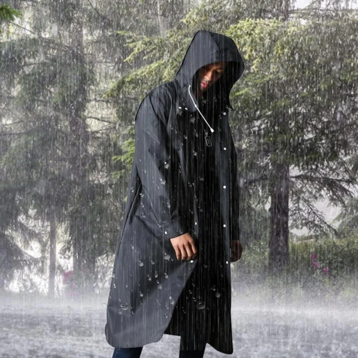 "Lange zwarte heren regenjas met capuchon, waterdicht en ademend, biedt bescherming en stijl bij regenachtig weer."