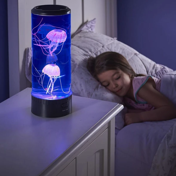 "LED lavalampe met magische, beweeglijke kwallen met rustgevende kleuren en sfeervolle verlichting op een tafel."