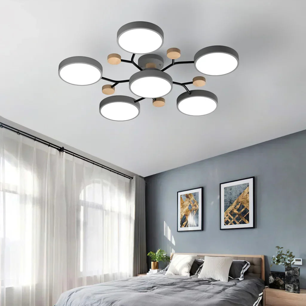 "LED plafondlamp modern Scandinavisch design, metaal en hout, artistieke lichttakken, warme en dimbare verlichting."