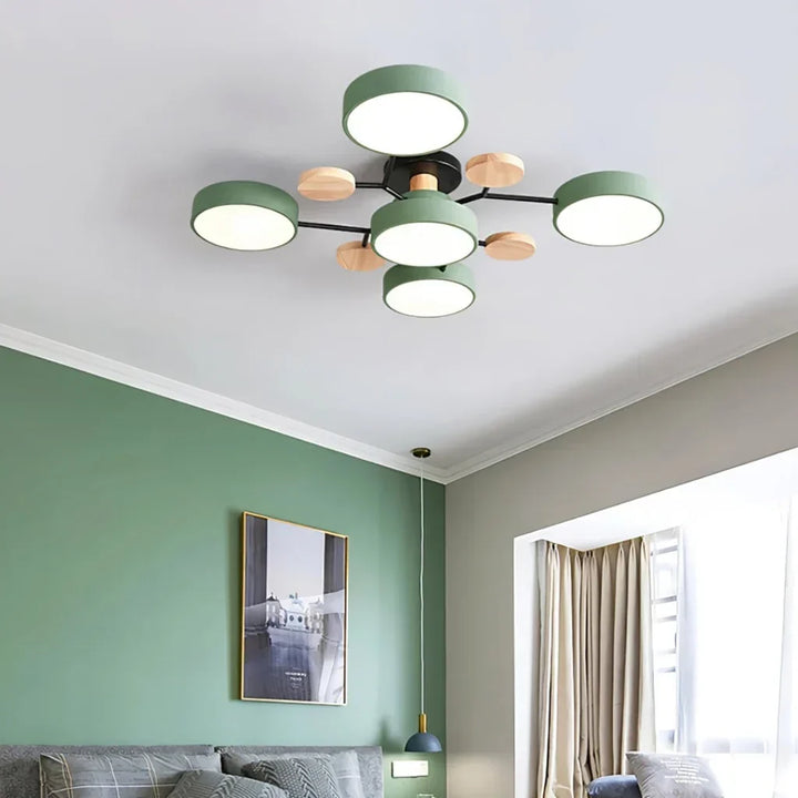 "LED plafondlamp modern Scandinavisch design, metaal en hout, artistieke lichttakken, warme en dimbare verlichting."
