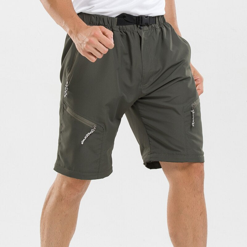 "Legergroene heren afritsbroek, outdoor comfort, veelzijdige stijl, geschikt voor wandelingen en stadsverkenningen."