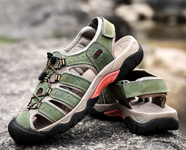 "Leren herensandalen, bruin met ademend bovenwerk en stevige antislipzool voor outdoor avonturen en comfort."