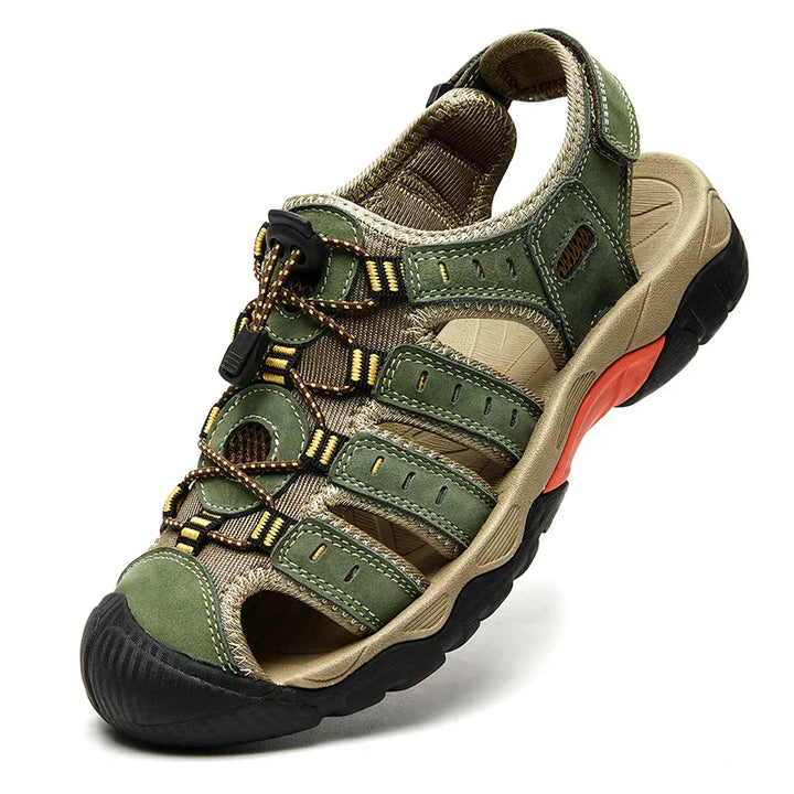 "Leren herensandalen, bruin met ademend bovenwerk en stevige antislipzool voor outdoor avonturen en comfort."