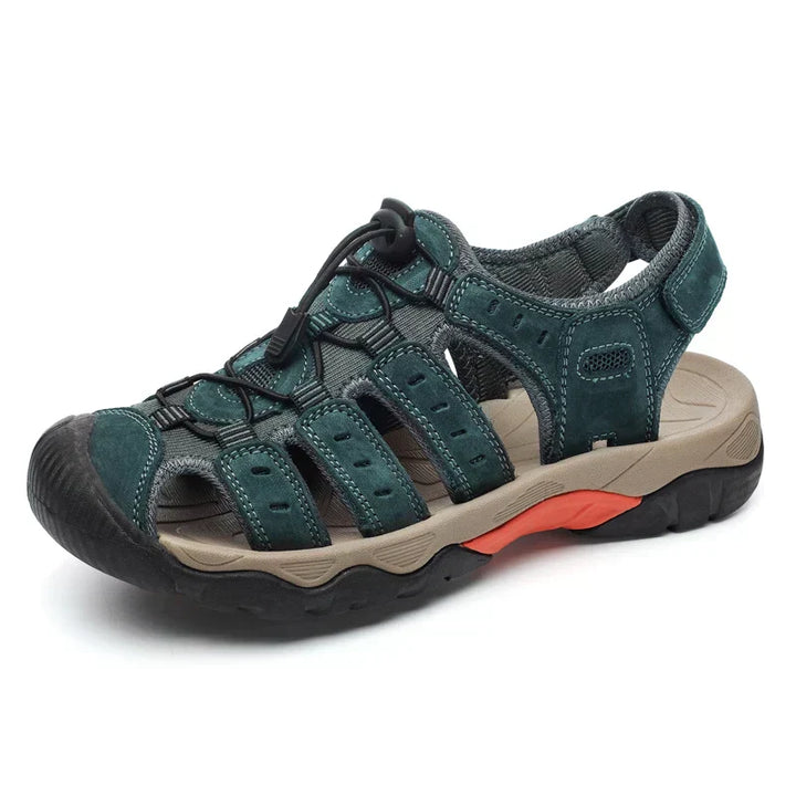 "Leren herensandalen, bruin met ademend bovenwerk en stevige antislipzool voor outdoor avonturen en comfort."