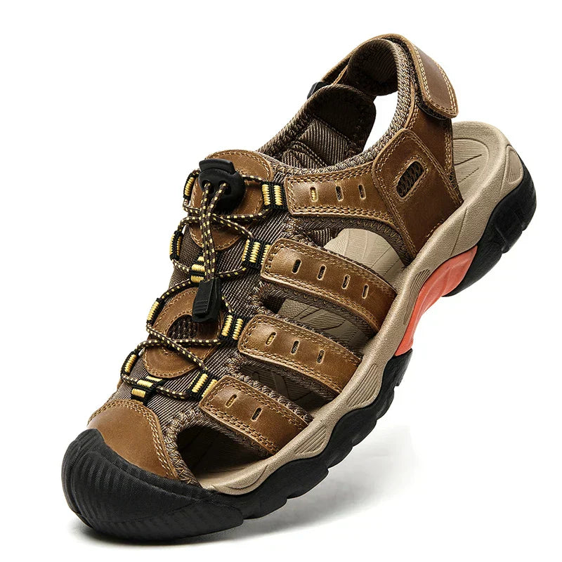 "Leren herensandalen, bruin met ademend bovenwerk en stevige antislipzool voor outdoor avonturen en comfort."