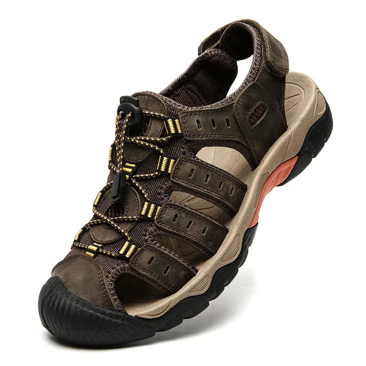 "Leren herensandalen, bruin met ademend bovenwerk en stevige antislipzool voor outdoor avonturen en comfort."