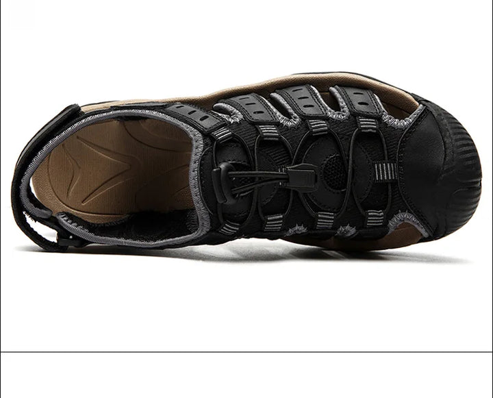 "Leren herensandalen, bruin met ademend bovenwerk en stevige antislipzool voor outdoor avonturen en comfort."