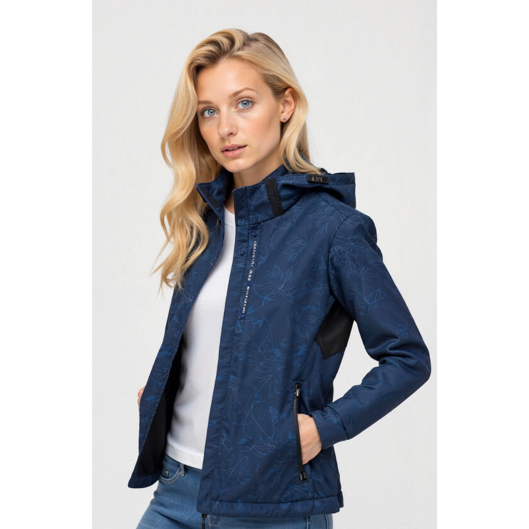 Licht dames zomerjack met capuchon en ritssluitzakken, elegant slank ontwerp, beschermt tegen regen en wind.