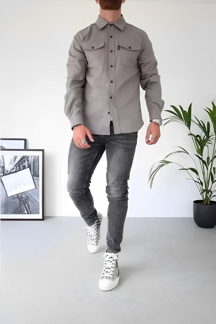 "Lichtbeige casual herenoverhemd van zachte katoen, met nonchalante pasvorm voor een comfortabele en stijlvolle uitstraling."
