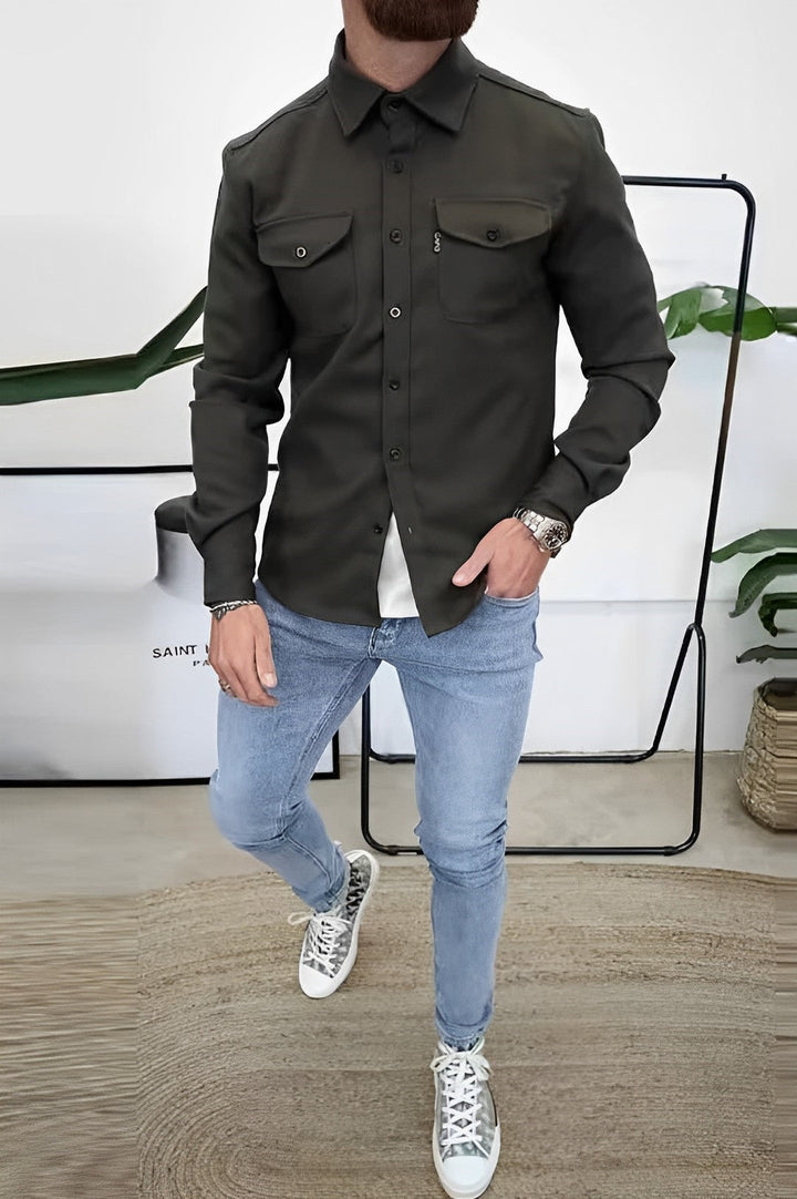 "Lichtbeige casual herenoverhemd van zachte katoen, met nonchalante pasvorm voor een comfortabele en stijlvolle uitstraling."