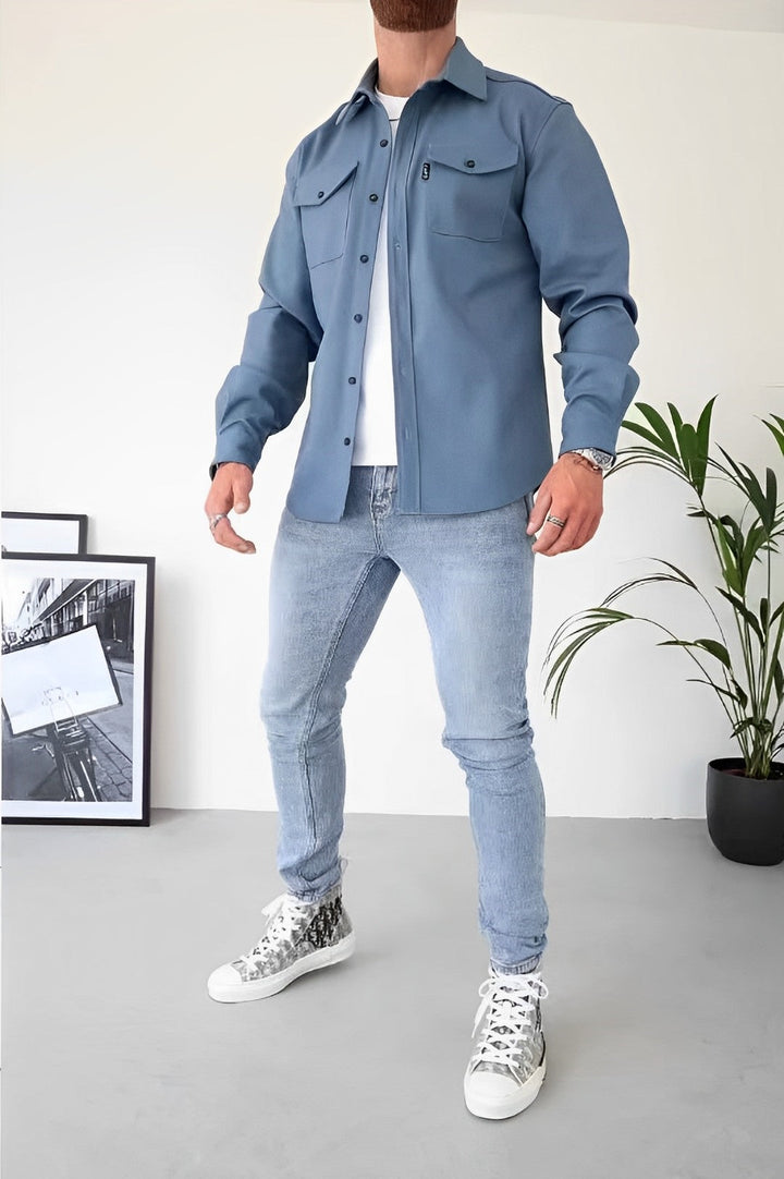 "Lichtbeige casual herenoverhemd van zachte katoen, met nonchalante pasvorm voor een comfortabele en stijlvolle uitstraling."