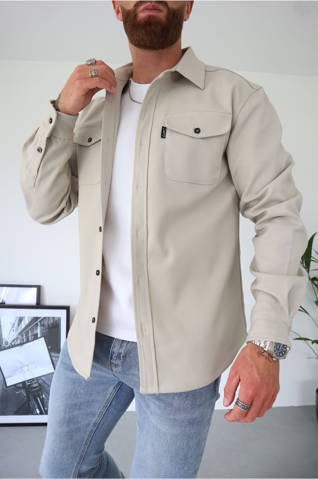 "Lichtbeige casual herenoverhemd van zachte katoen, met nonchalante pasvorm voor een comfortabele en stijlvolle uitstraling."