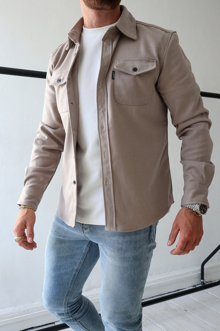 "Lichtbeige casual herenoverhemd van zachte katoen, met nonchalante pasvorm voor een comfortabele en stijlvolle uitstraling."