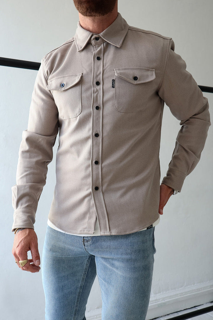 "Lichtbeige casual herenoverhemd van zachte katoen, met nonchalante pasvorm voor een comfortabele en stijlvolle uitstraling."