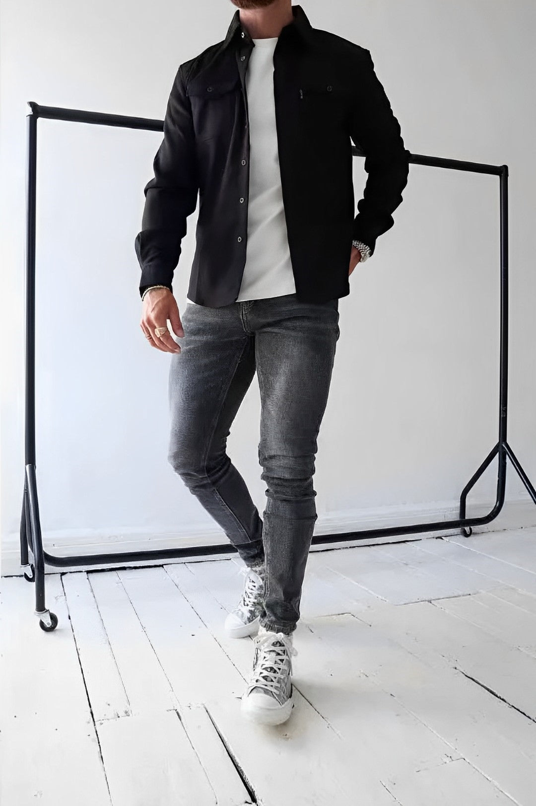 "Lichtbeige casual herenoverhemd van zachte katoen, met nonchalante pasvorm voor een comfortabele en stijlvolle uitstraling."