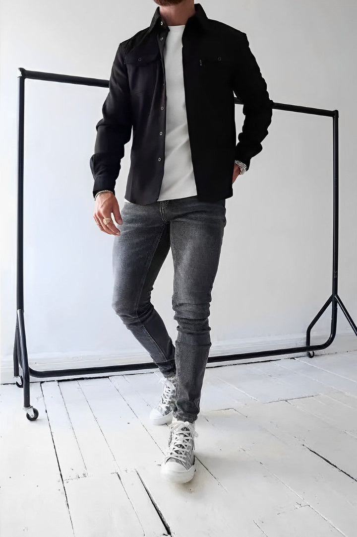"Lichtbeige casual herenoverhemd van zachte katoen, met nonchalante pasvorm voor een comfortabele en stijlvolle uitstraling."