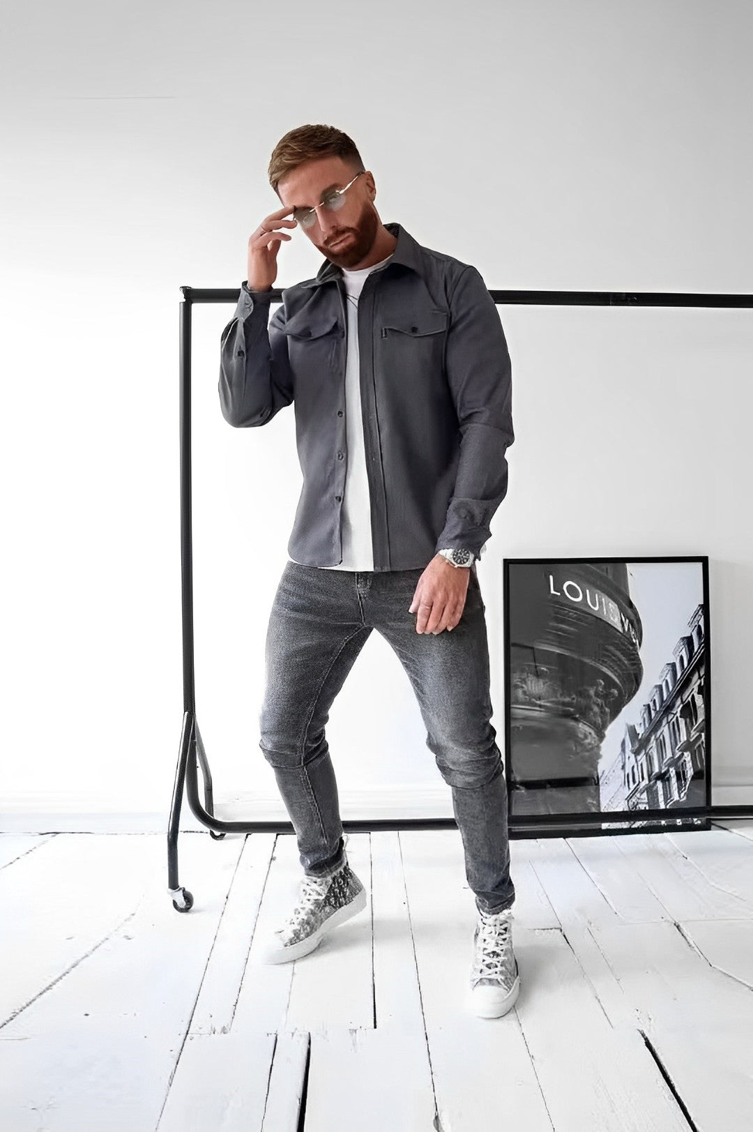 "Lichtbeige casual herenoverhemd van zachte katoen, met nonchalante pasvorm voor een comfortabele en stijlvolle uitstraling."