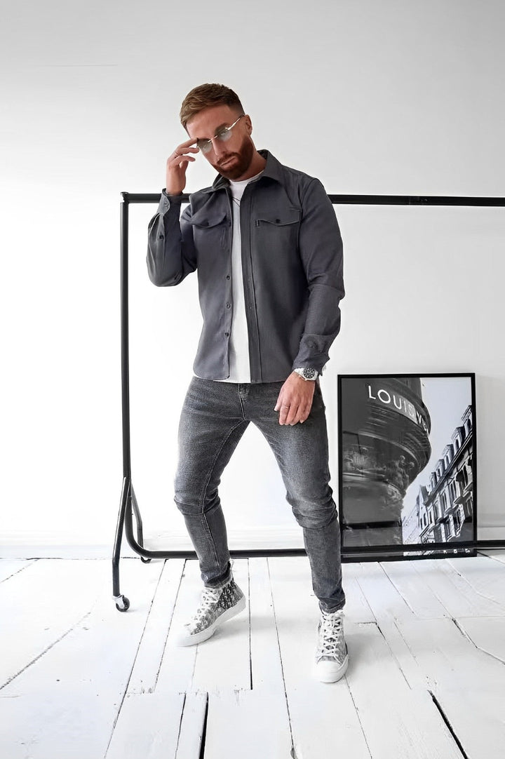 "Lichtbeige casual herenoverhemd van zachte katoen, met nonchalante pasvorm voor een comfortabele en stijlvolle uitstraling."