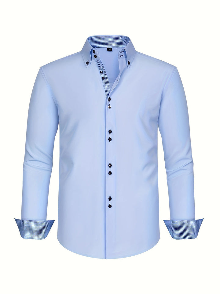 "Lichtblauw herenoverhemd, elegant dubbelrijig, met contrastmanchetten, perfect voor formele lente-evenementen."