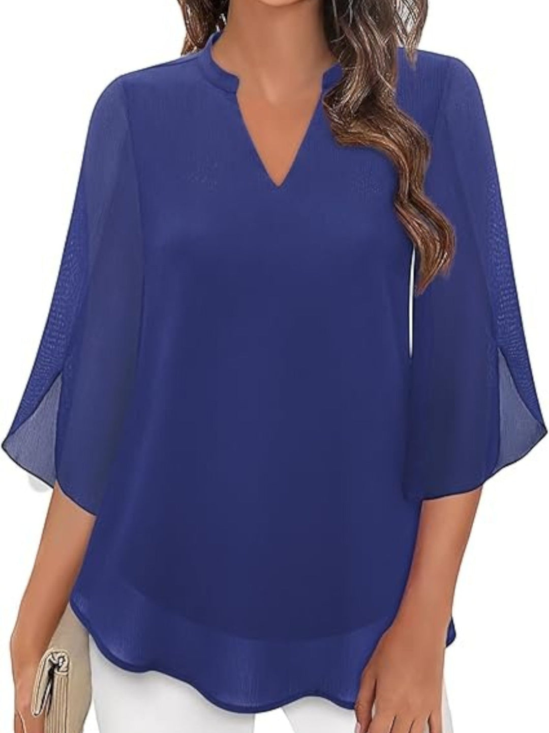 "Lichtblauwe, elegant losvallende V-hals zomerblouse voor dames; luchtige stof, ideaal voor warme dagen en moeiteloze stijl."