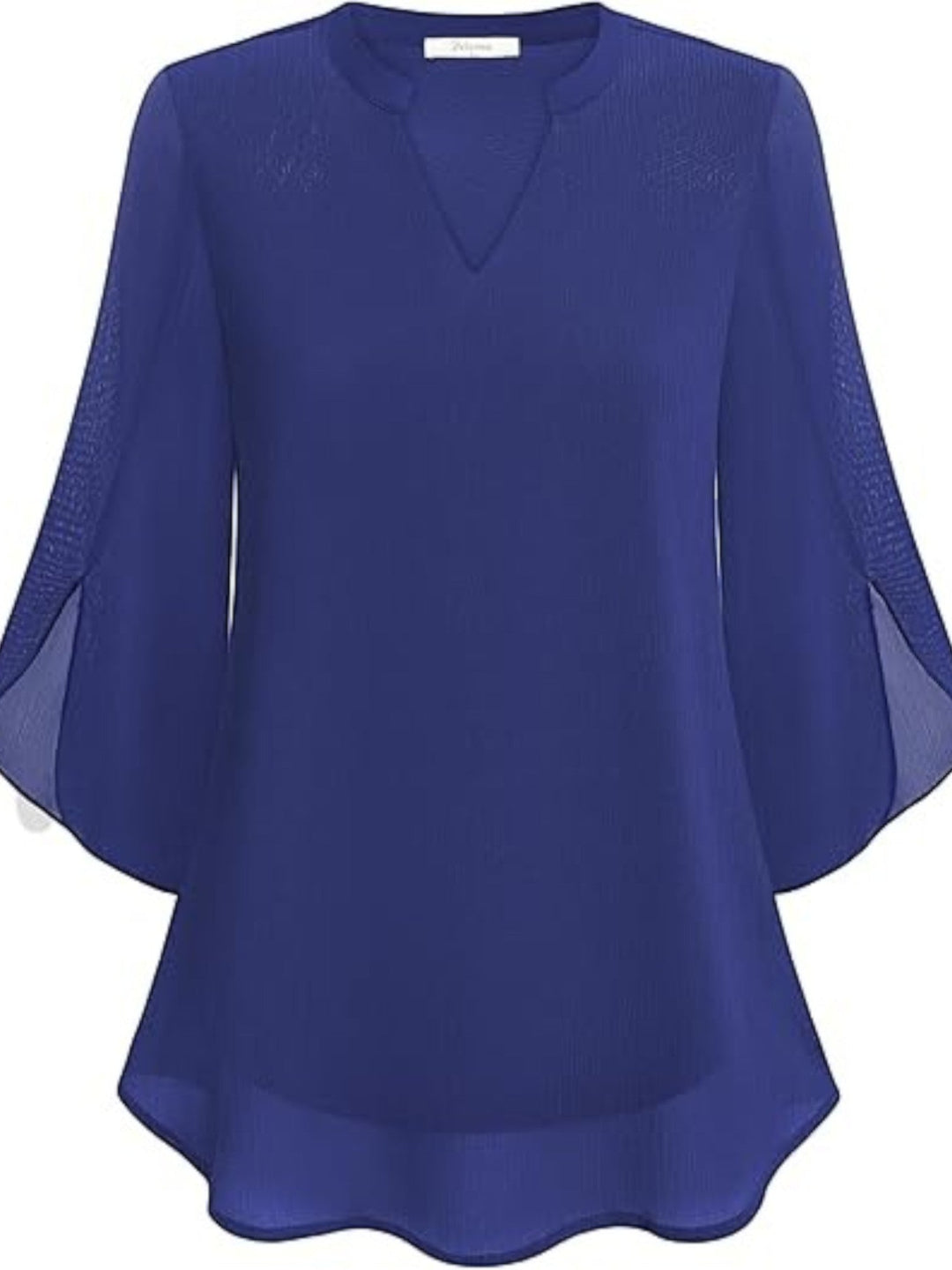 "Lichtblauwe, elegant losvallende V-hals zomerblouse voor dames; luchtige stof, ideaal voor warme dagen en moeiteloze stijl."