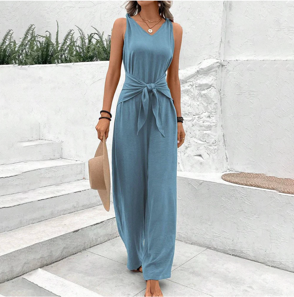 "Lichtblauwe jumpsuit met strikdetail, elegante en veelzijdige kleding voor dames, geschikt voor elke gelegenheid."