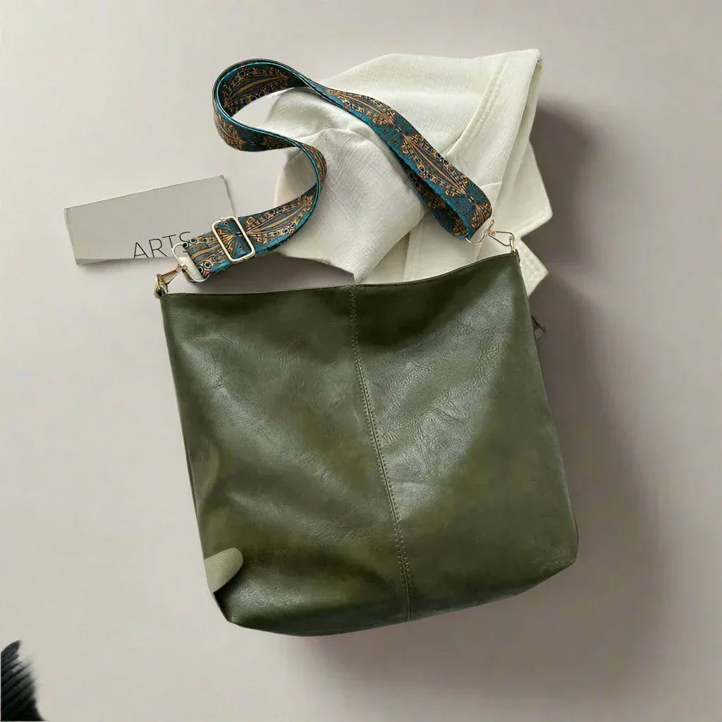 "Lichtbruine vintage leren schoudertas voor dames, elegant en stijlvol met verstelbare riem en ruim interieur."