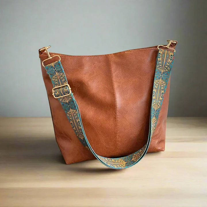 "Lichtbruine vintage leren schoudertas voor dames, elegant en stijlvol met verstelbare riem en ruim interieur."