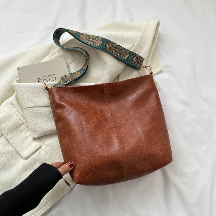 "Lichtbruine vintage leren schoudertas voor dames, elegant en stijlvol met verstelbare riem en ruim interieur."