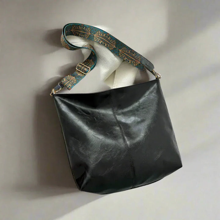 "Lichtbruine vintage leren schoudertas voor dames, elegant en stijlvol met verstelbare riem en ruim interieur."