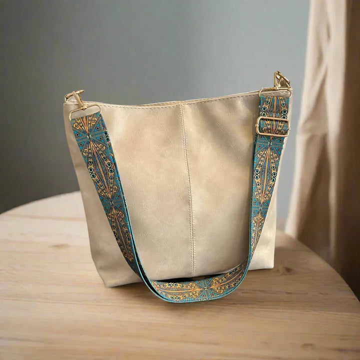 "Lichtbruine vintage leren schoudertas voor dames, elegant en stijlvol met verstelbare riem en ruim interieur."