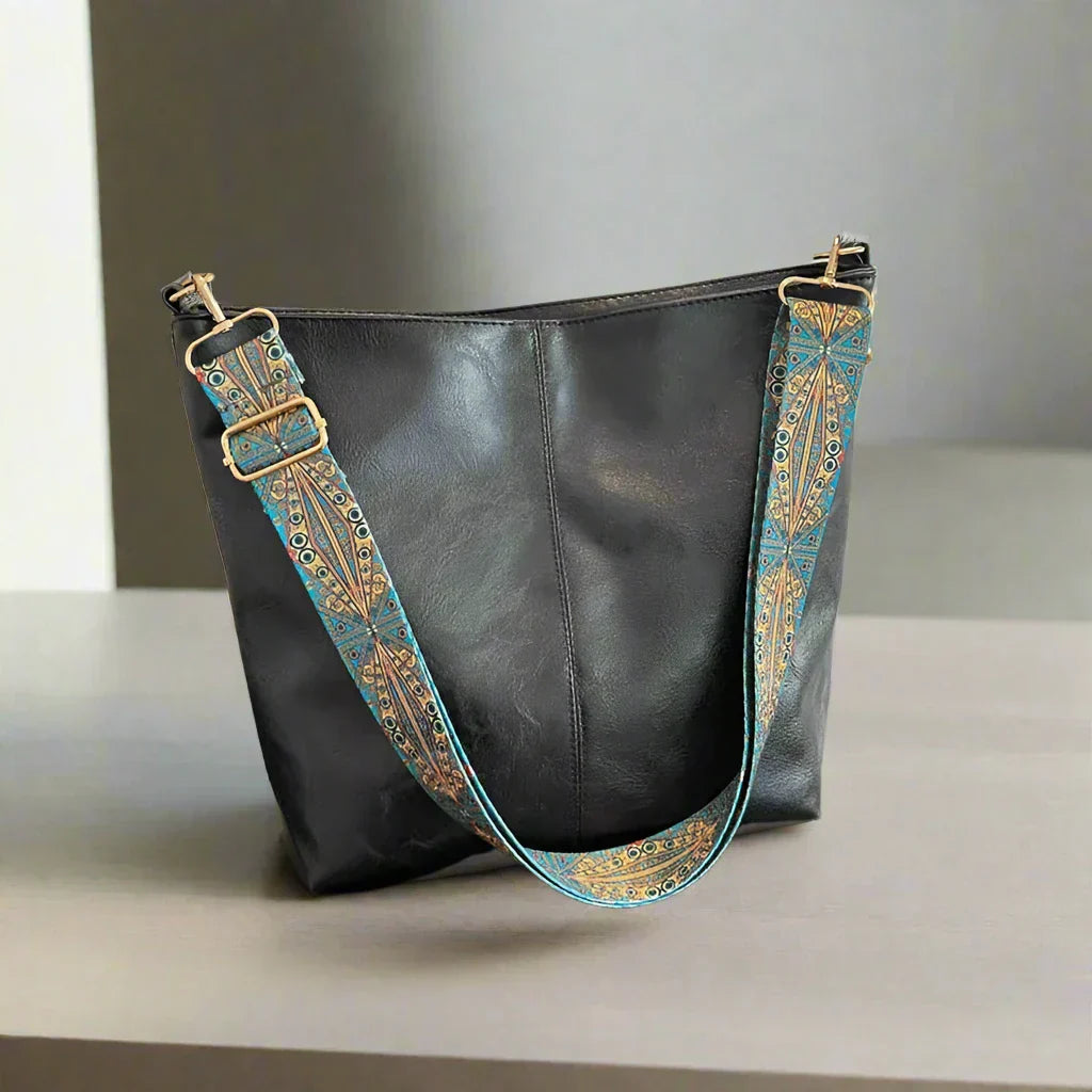 "Lichtbruine vintage leren schoudertas voor dames, elegant en stijlvol met verstelbare riem en ruim interieur."