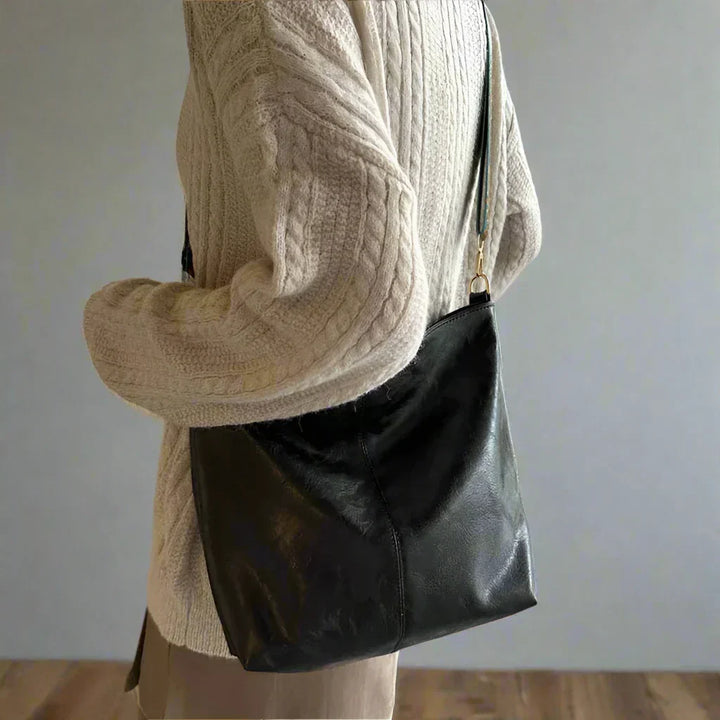 "Lichtbruine vintage leren schoudertas voor dames, elegant en stijlvol met verstelbare riem en ruim interieur."