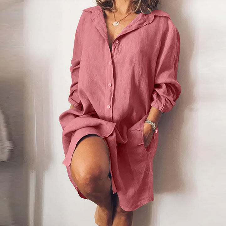 Lichte dames zomerjurk, lange mouwen, knoopsluiting, zakken, perfect voor warme dagen en koele avonden.