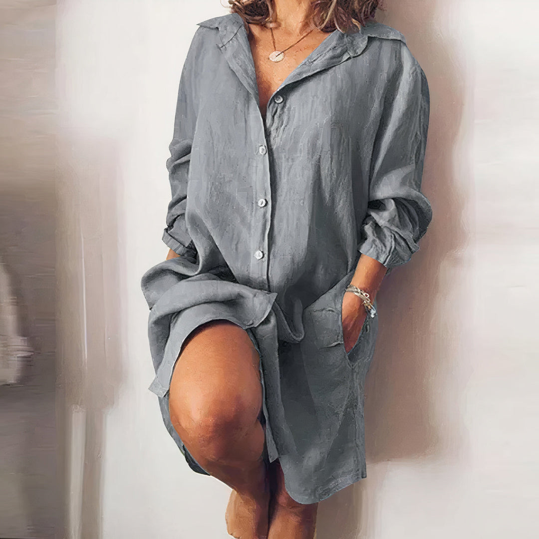 Lichte dames zomerjurk, lange mouwen, knoopsluiting, zakken, perfect voor warme dagen en koele avonden.