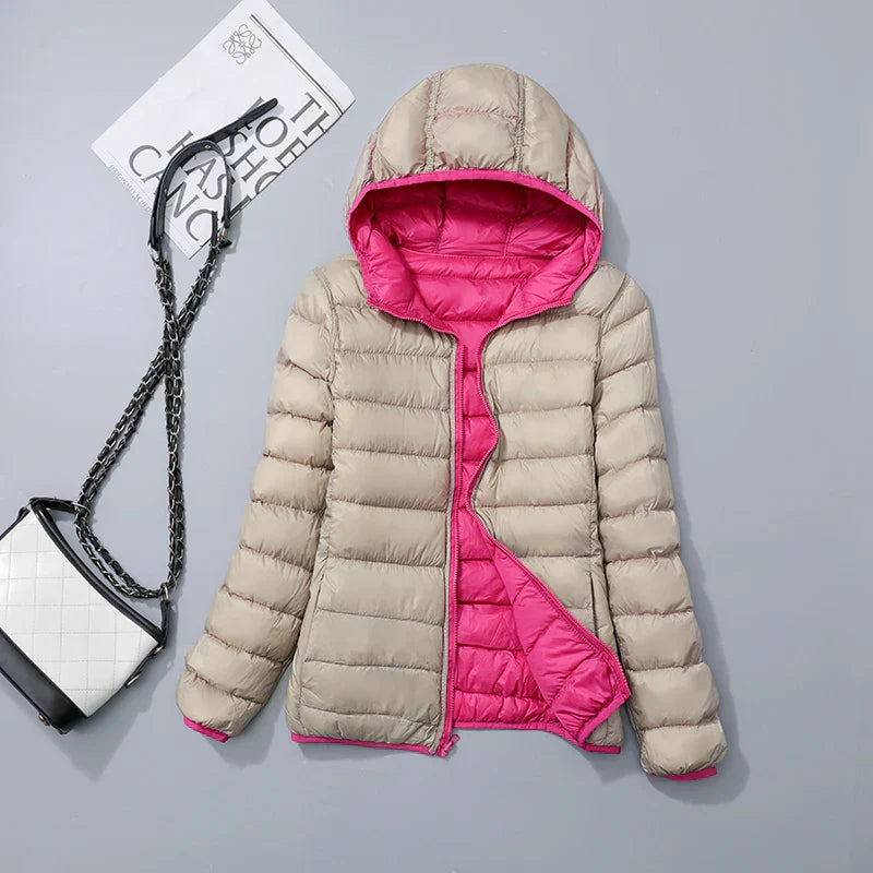 "Lichte donsjas dames met warme 80% eendendons vulling en capuchon, perfect voor herfst en winter, stijlvol ontworpen."